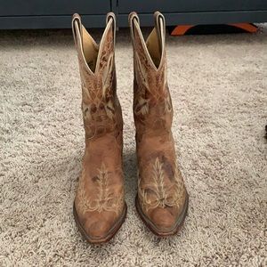 COWGIRL BOOTS
